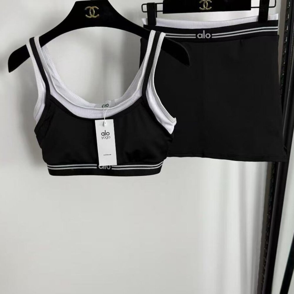 Alo Yoga Black and White Color Block Two-Piece Fitness Set, Size S